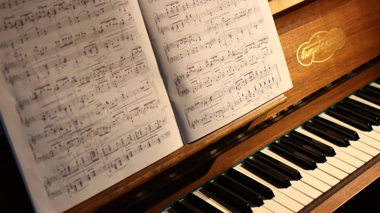 テヌートの音楽記号の意味とは?スタッカートとの違いは何?ピアノで見かける?