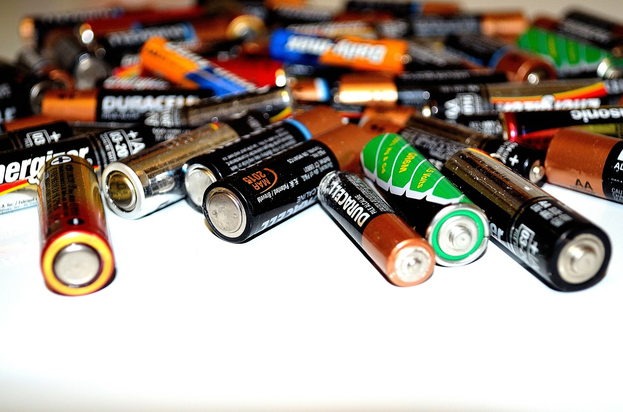マンガンとアルカリ電池の違いや使用例!長持ちなのは?混ぜる使用法は危険!