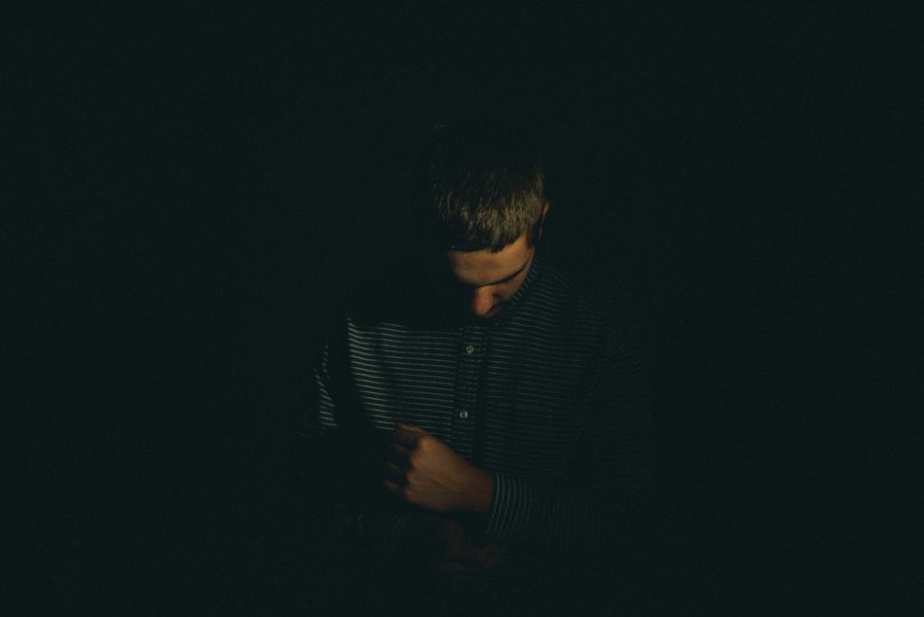 虚無感の意味とは?使い方や英語表記を超簡単に解説!空虚感との違いも! | 意味・語源由来・違い・使い方をまとめたふむぺでぃあ