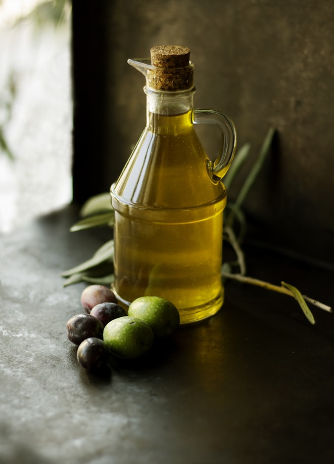 オリーブオイルとサラダ油の違いは何?使い分けやダイエット効果は?